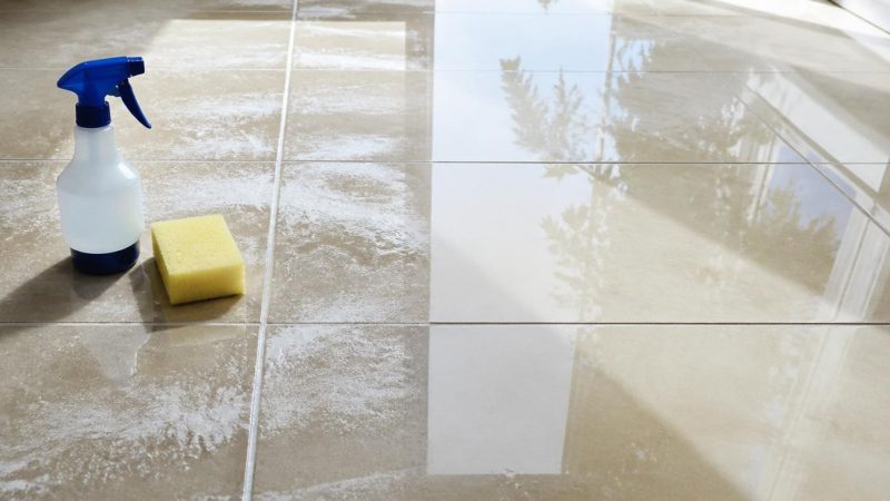 Carrelage clair nettoyé montrant le contraste avant après les traces blanches