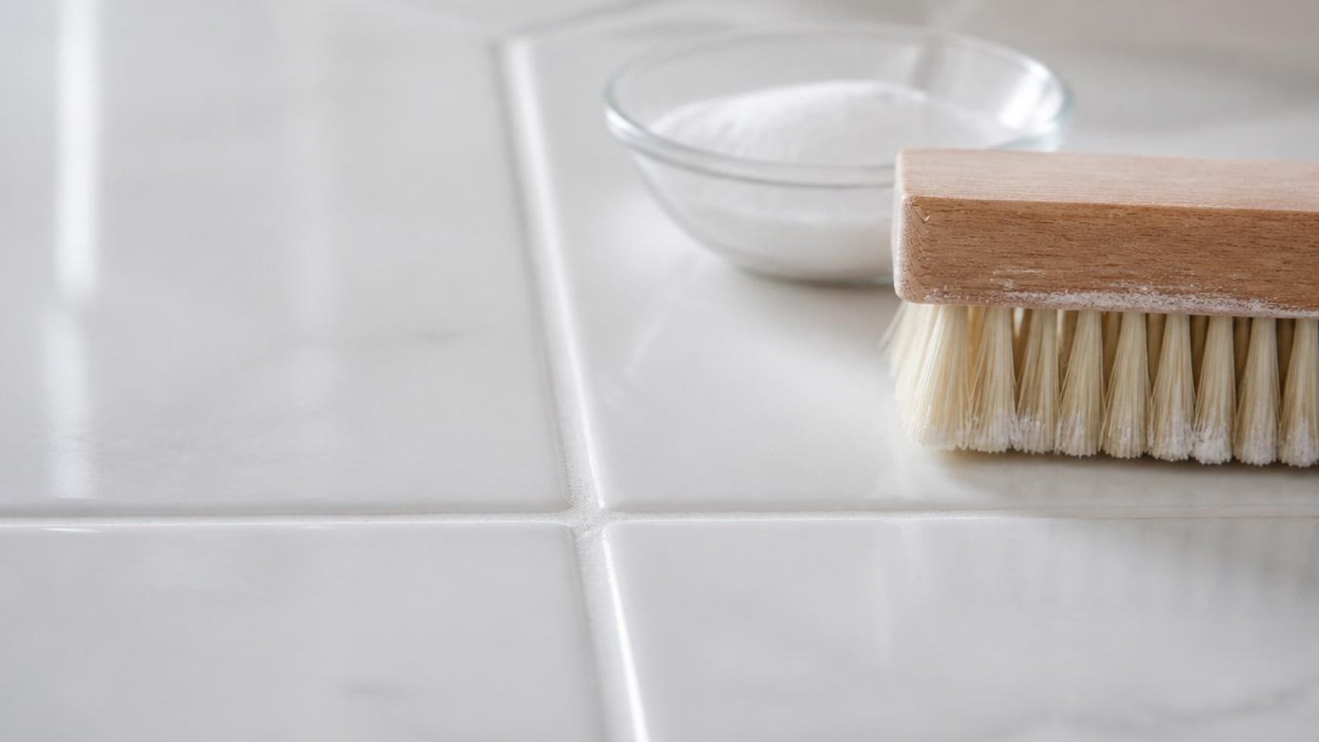 Joints de carrelage de salle de bain nettoyés et redevenus blancs